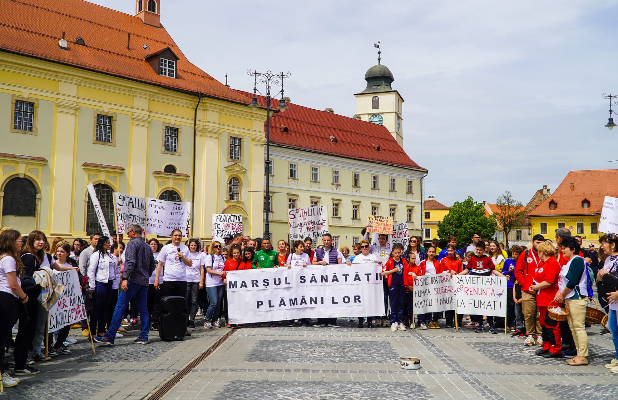 foto video sute de sibieni la „marșul sănătății plămânilor” - le-au dat mere fumătorilor și au ars țigările în piața mare