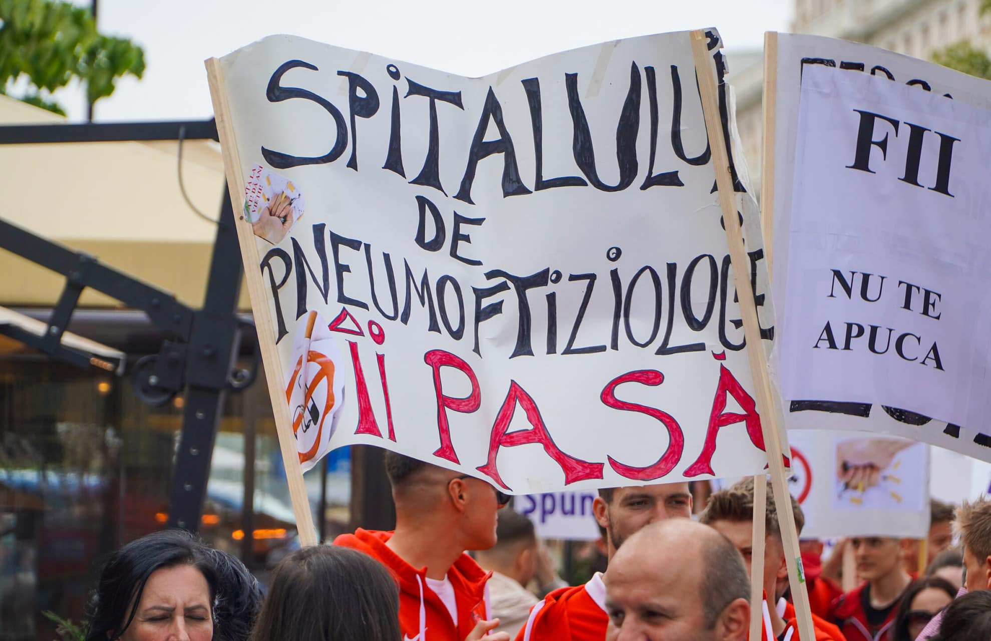 FOTO VIDEO Sute de sibieni la „Marșul Sănătății Plămânilor” - Le-au dat mere fumătorilor și au ars țigările în Piața Mare