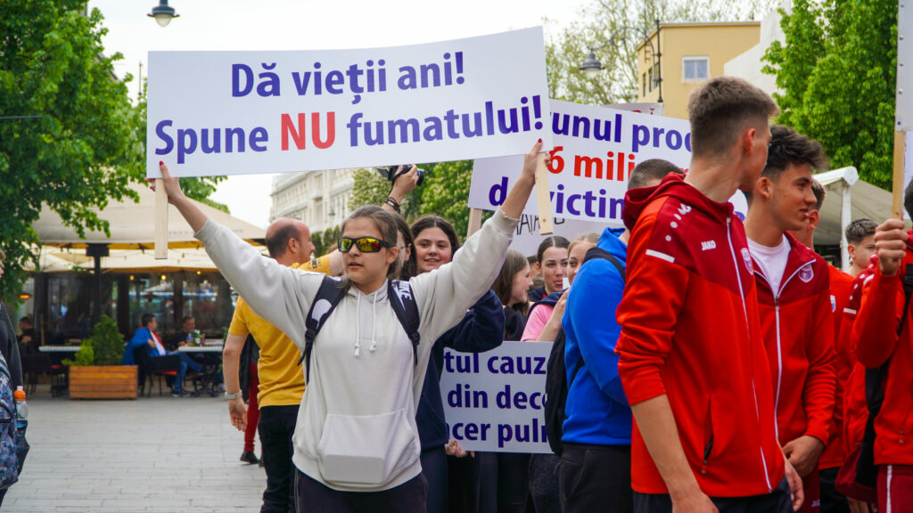 foto video sute de sibieni la „marșul sănătății plămânilor” - le-au dat mere fumătorilor și au ars țigările în piața mare