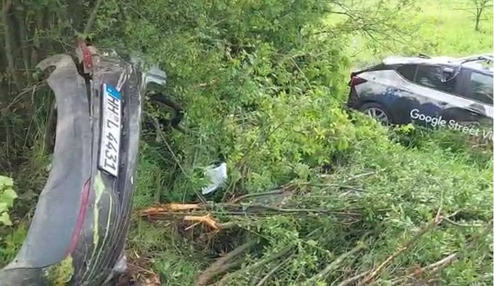 foto mașina google street view lovită de tren în românia - șoferul este rănit