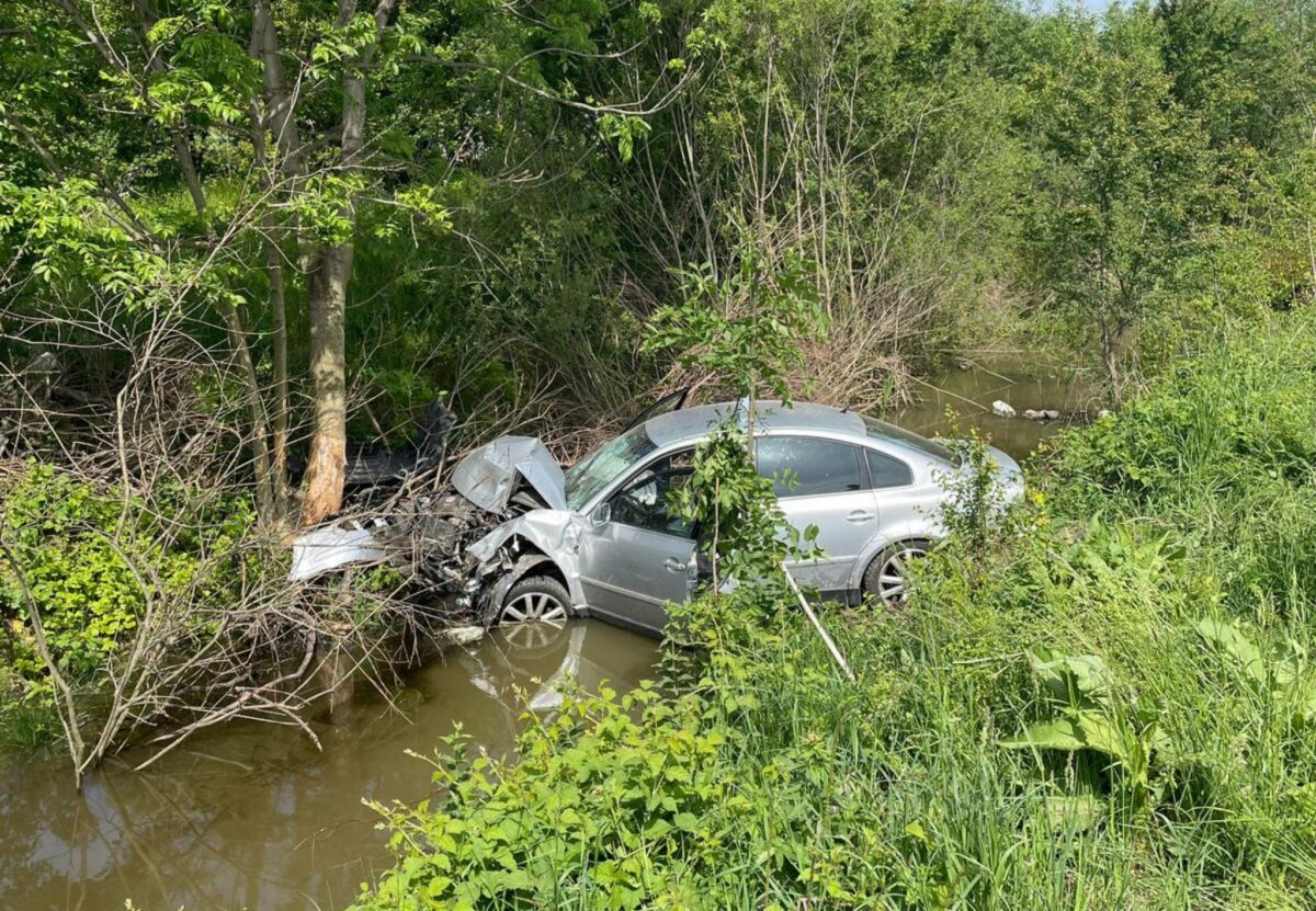 Accident cu două victime între Cristian și Săcel - Un șofer a ajuns cu mașina într-un pârâu