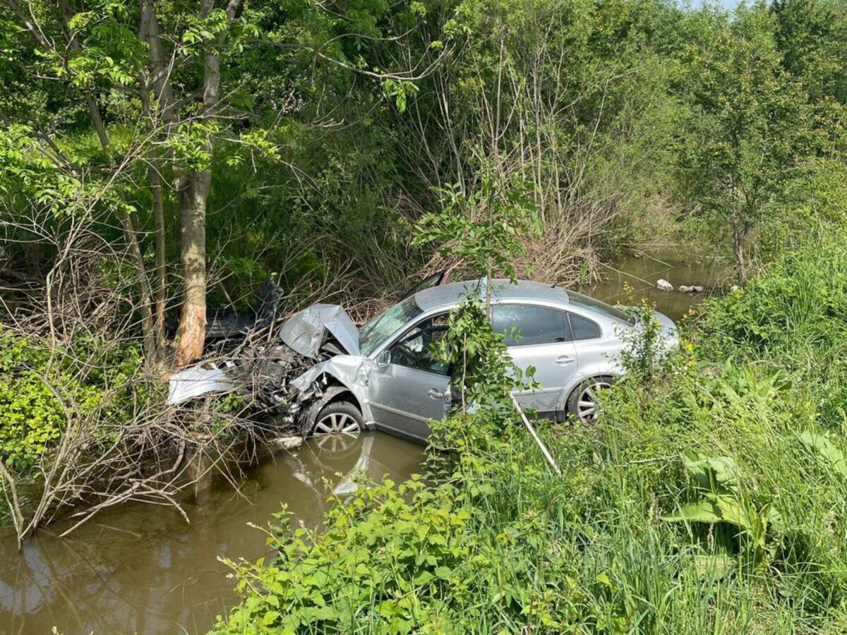 accident cu două victime între cristian și săcel - un șofer a ajuns cu mașina într-un pârâu