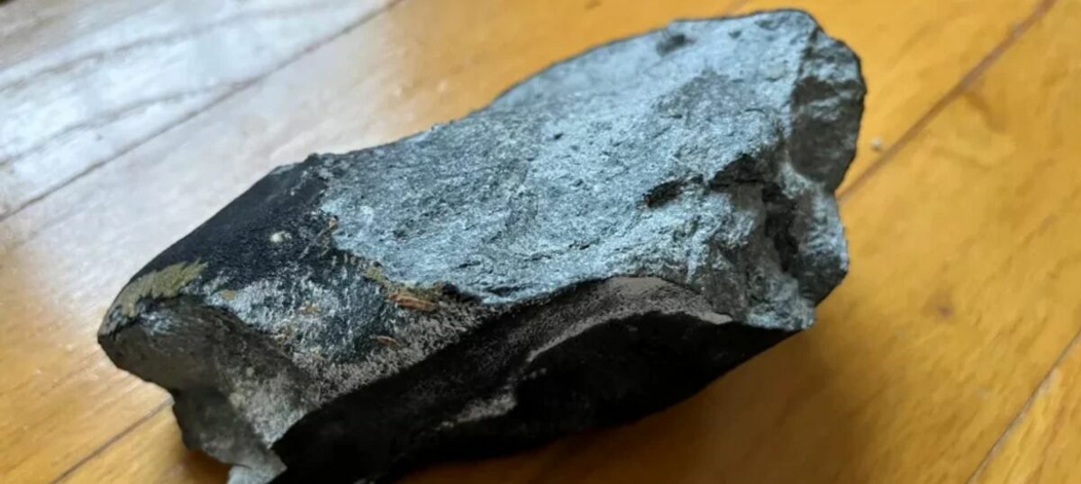surpriză pentru niște locuitori din new jersey - un meteorit le-a intrat în casă