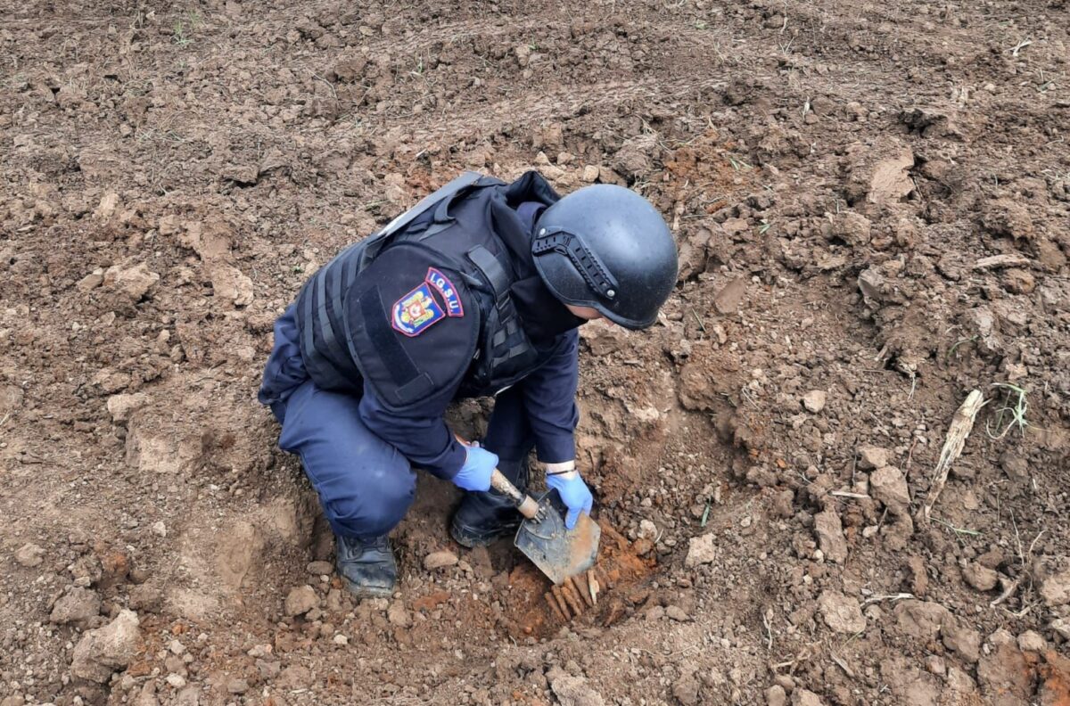 FOTO: Muniție de război găsită pe un teren agricol din Bârghiș