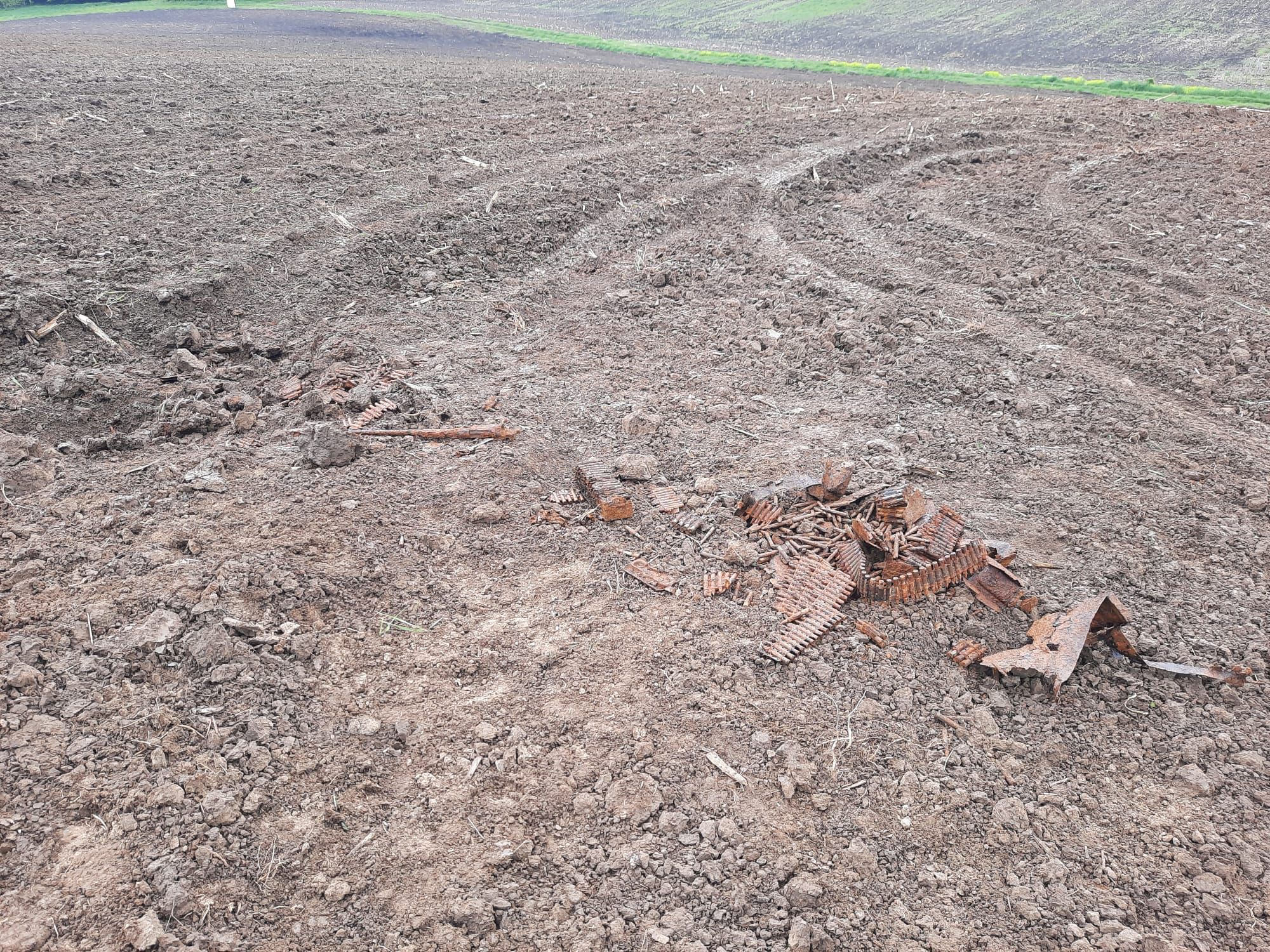 FOTO: Muniție de război găsită pe un teren agricol din Bârghiș