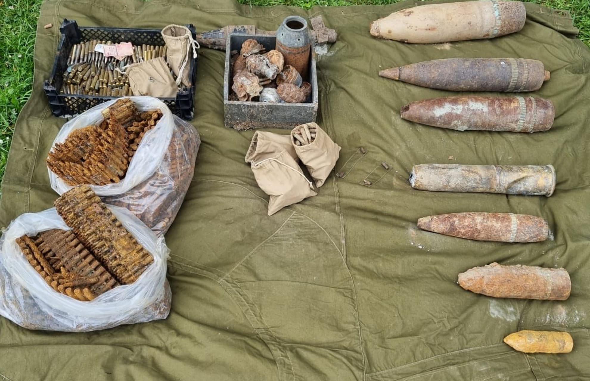 foto: proiectile, grenade și cartușe distruse de echipa pirotehnică în poligonul din gușterița