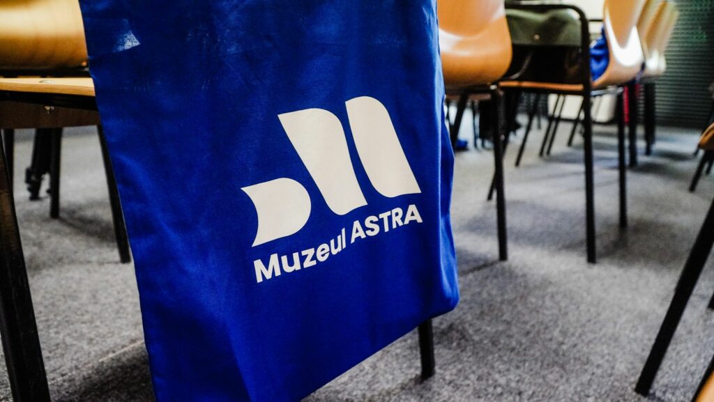 Muzeul ASTRA are o nouă identitate vizuală - Logo cu motivul dintelui de lup și al torsadei