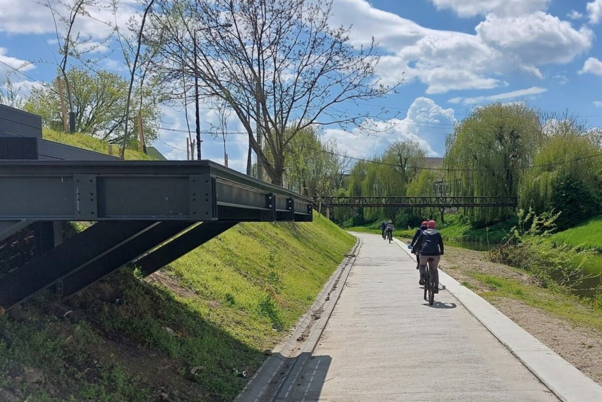 FOTO: Pericol pentru bicicliști pe malul Cibinului - Apostoiu: „Platforma iese periculos de mult deasupra pistei”