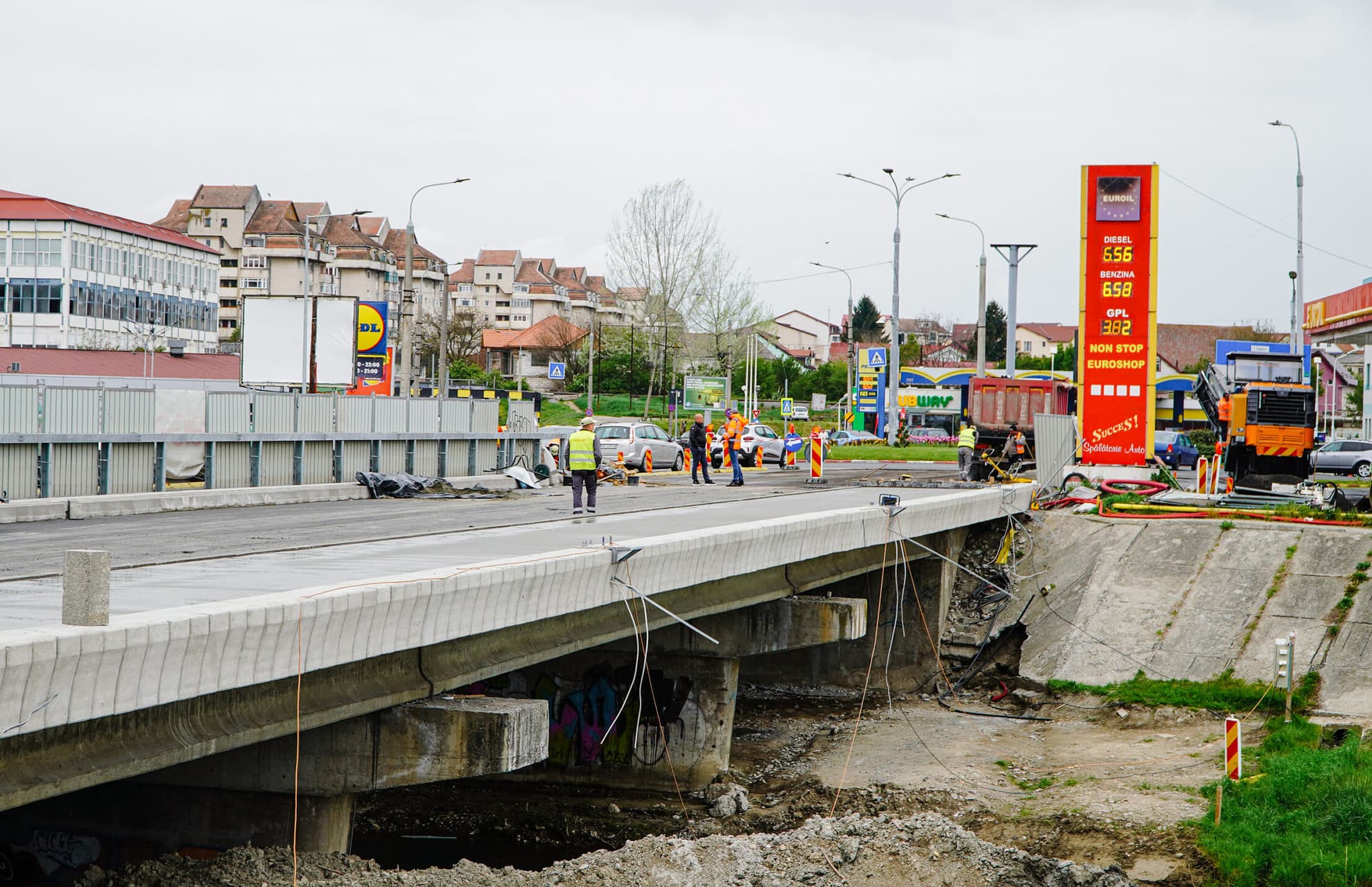 FOTO Podul peste Cibin se redeschide la finalul lui mai - Traficul auto se mută temporar pe celelalte două benzi