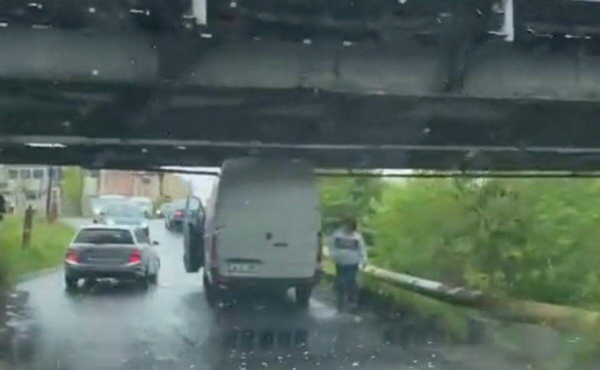 VIDEO: Încă un șofer blocat cu microbuzul sub podul de pe Viitorului - Strada urmează să fie modernizată