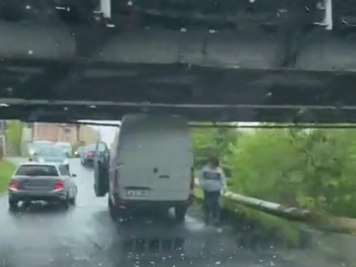 video: încă un șofer blocat cu microbuzul sub podul de pe viitorului - strada urmează să fie modernizată