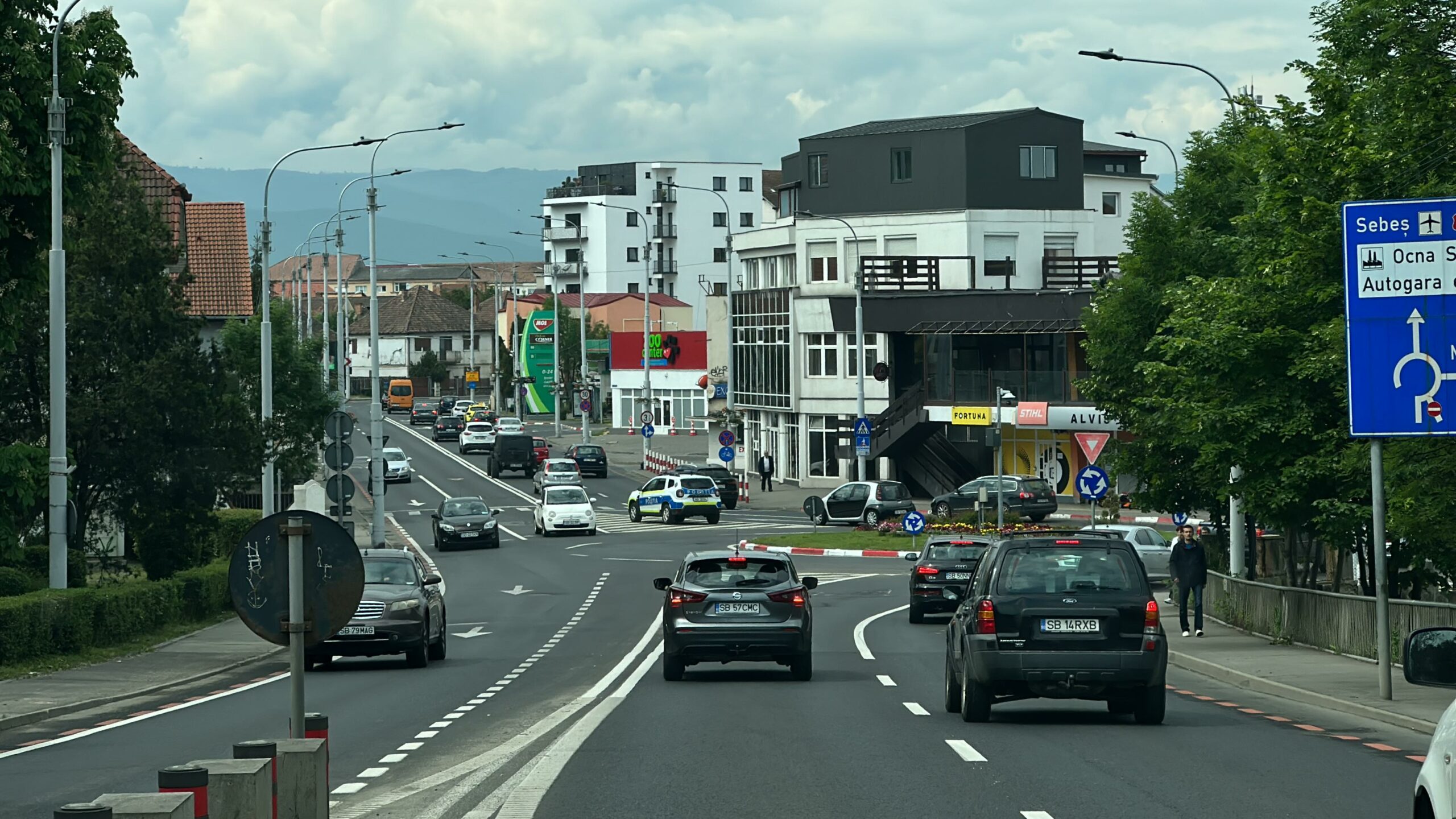 video foto: polițiștii dirijează traficul pe cele mai importante artere din sibiu - drumul, „eliberat” pentru președintele germaniei