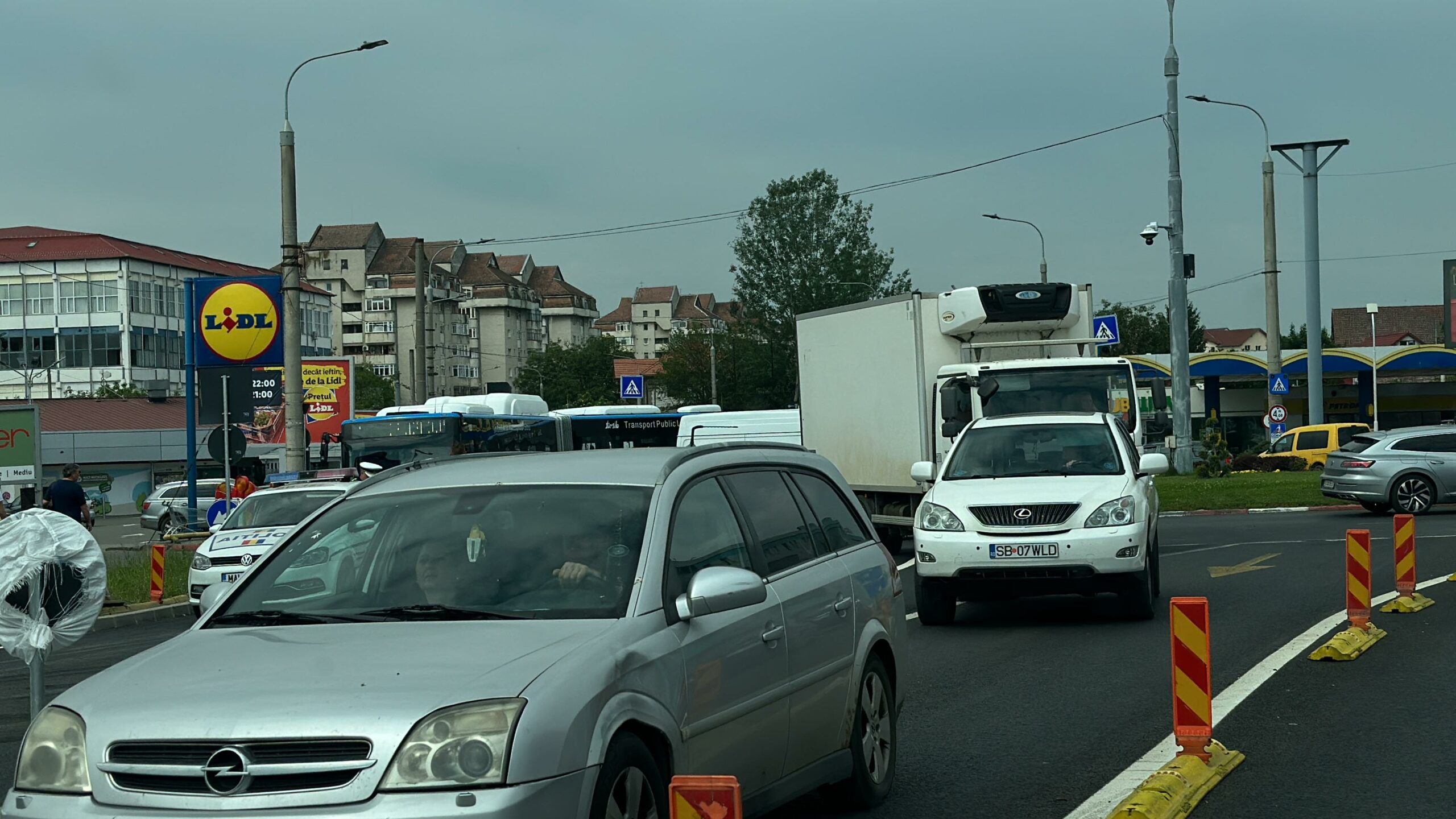 video foto: polițiștii dirijează traficul pe cele mai importante artere din sibiu - drumul, „eliberat” pentru președintele germaniei