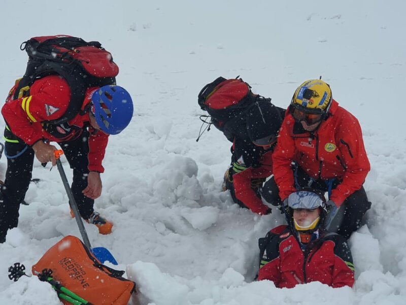 foto: exerciții de pregătire la bâlea lac - salvamontiștii sibieni și-au îmbunătățit tehnicile de salvare din avalanșă