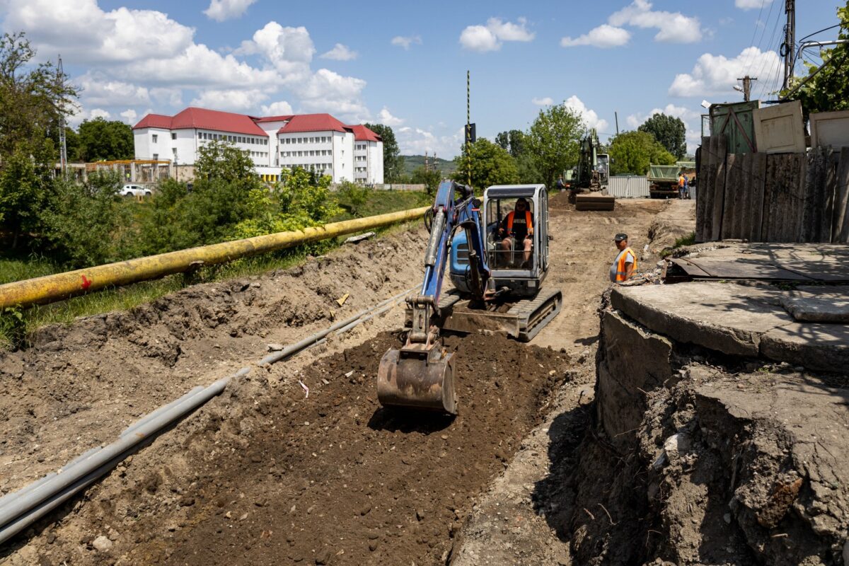 lucrările de pe strada viitorului - se rezolvă problema mașinilor care rămâneau blocate sub podul de cale ferată