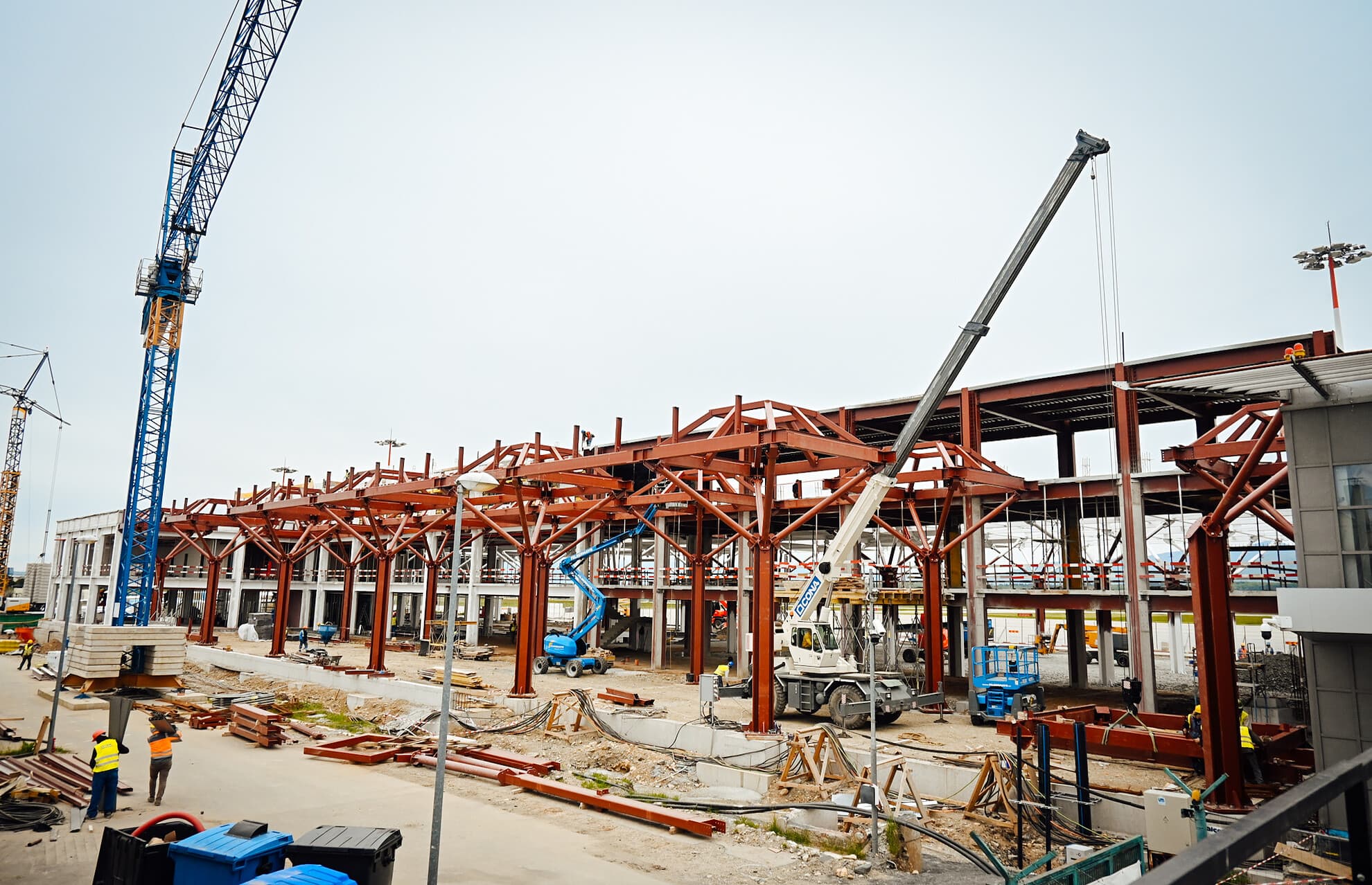 FOTO: Stadiul lucrărilor de la Aeroportul Internațional Sibiu - Noul terminal prinde contur