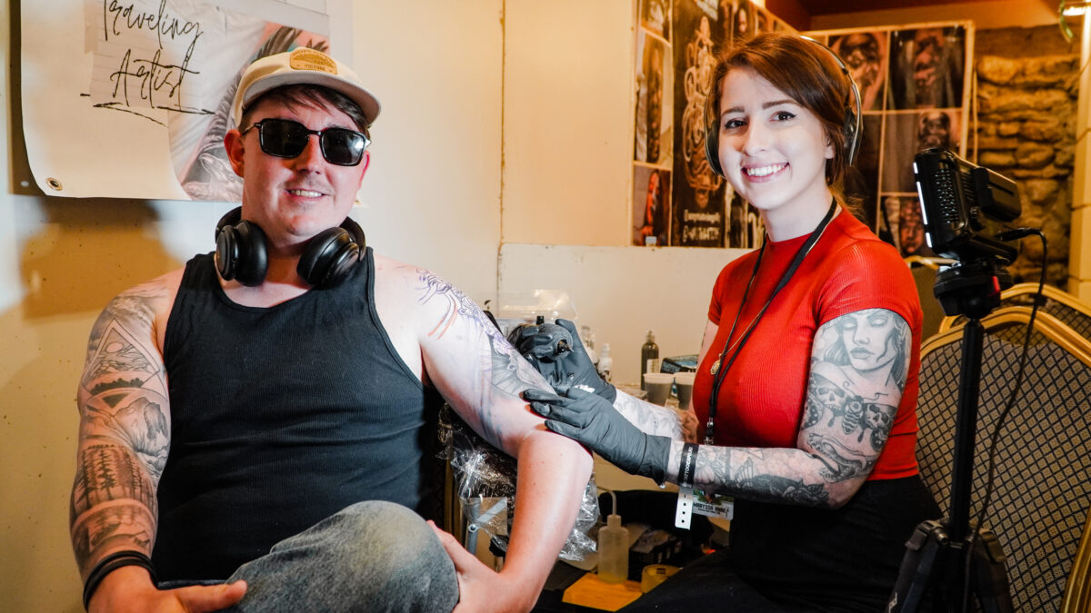 video - a început transylvania tattoo expo la sibiu - peste 40 de tatuatori participă, printre care și celebrul charley ottley