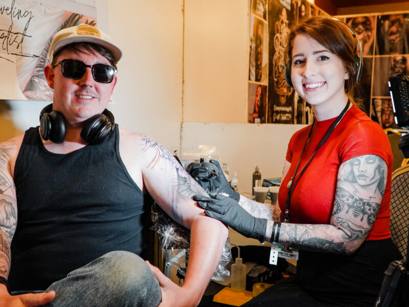 video - a început transylvania tattoo expo la sibiu - peste 40 de tatuatori participă, printre care și celebrul charley ottley