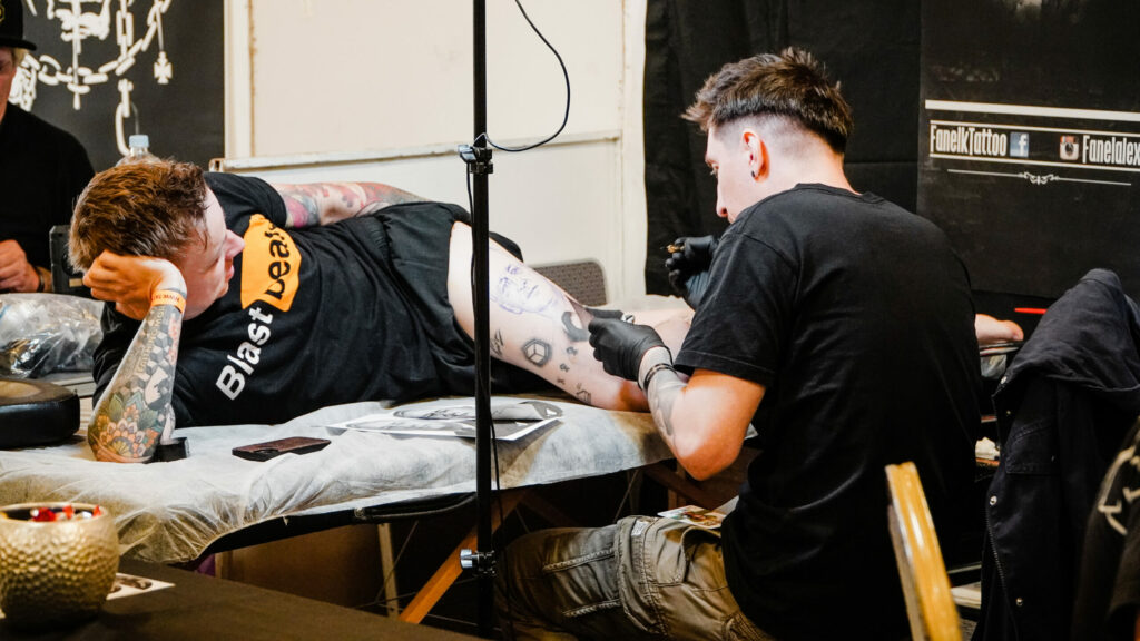 video - a început transylvania tattoo expo la sibiu - peste 40 de tatuatori participă, printre care și celebrul charley ottley