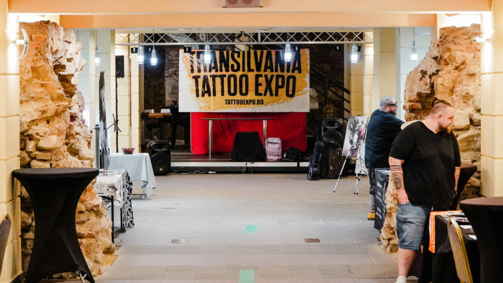 video - a început transylvania tattoo expo la sibiu - peste 40 de tatuatori participă, printre care și celebrul charley ottley