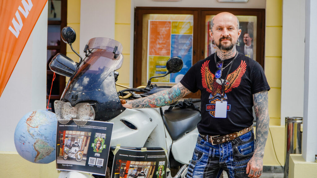 video - a început transylvania tattoo expo la sibiu - peste 40 de tatuatori participă, printre care și celebrul charley ottley