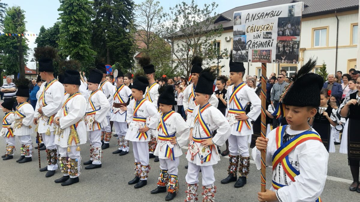 foto video joc și voie bună la festivalul "urcatul oilor la munte" - ansamblurile sibiene, momente speciale pentru cei prezenți