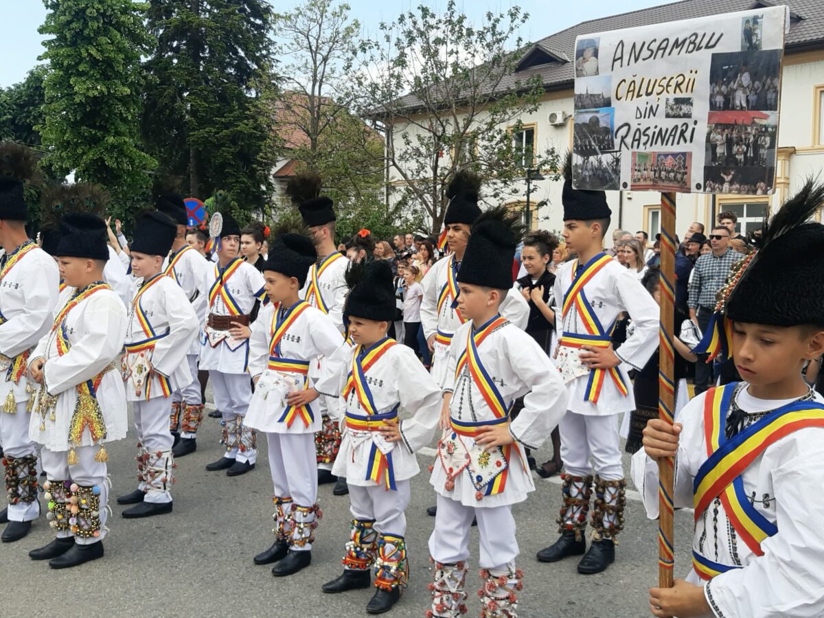 foto video joc și voie bună la festivalul "urcatul oilor la munte" - ansamblurile sibiene, momente speciale pentru cei prezenți