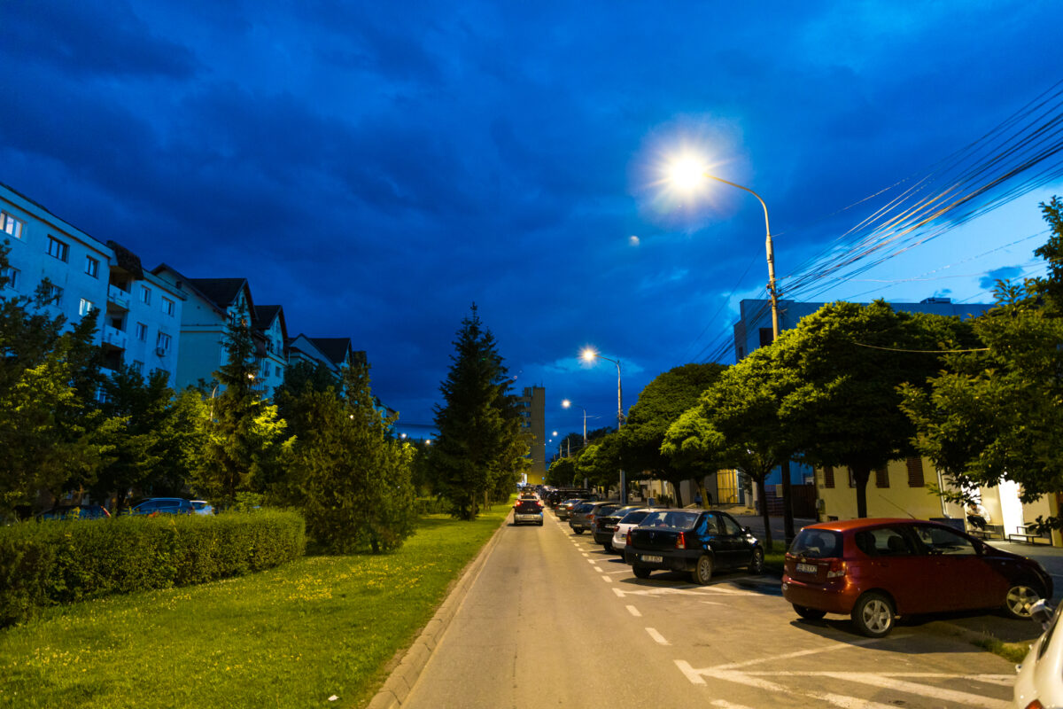 FOTO Corpuri de iluminat public noi pe 53 de străzi din Sibiu - Până la finalul anului vor fi montați alți 420 de stâlpi