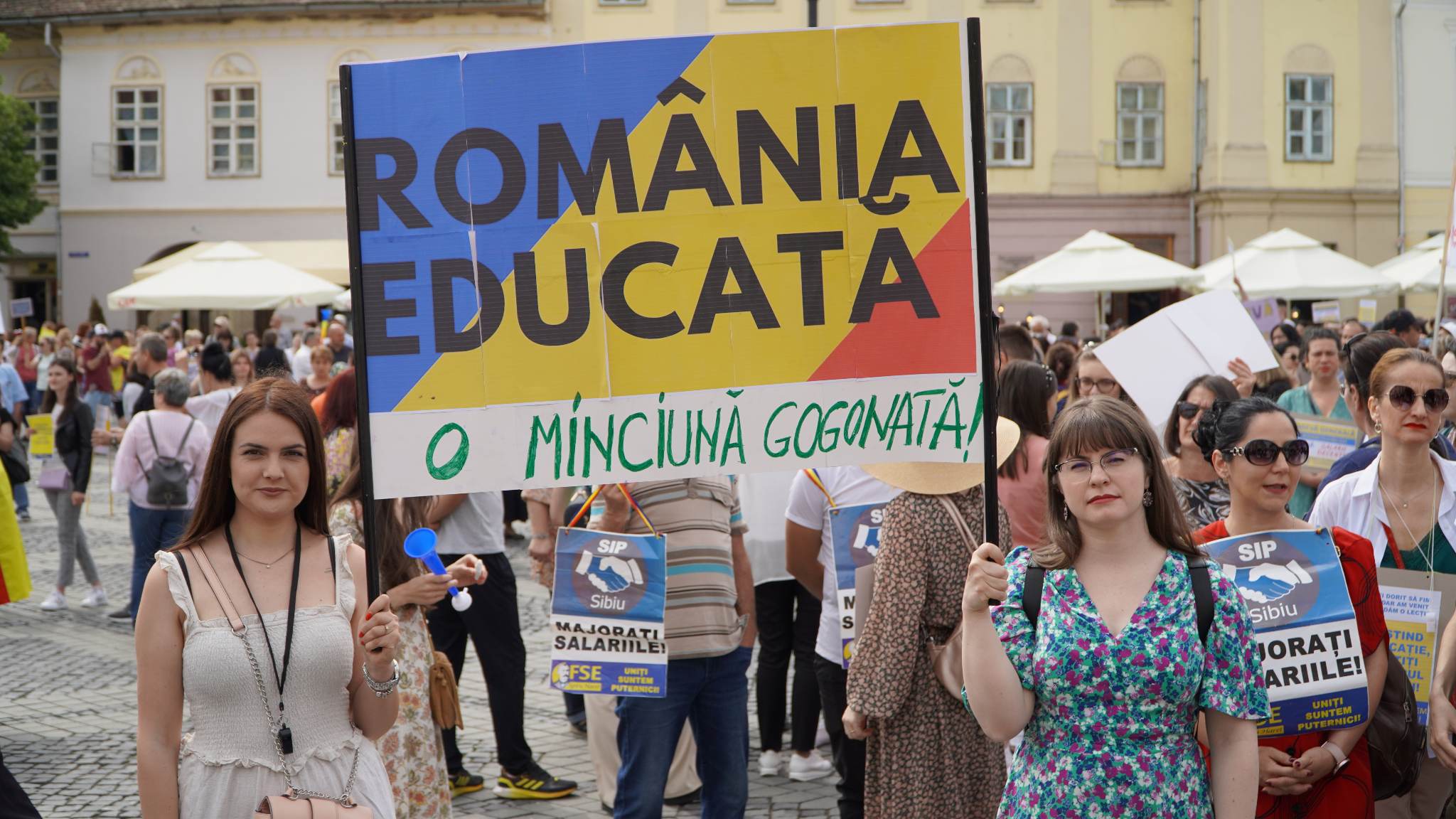 update foto: peste 1.000 de profesori protestează în piața mare - „copiii sunt cei care vor plăti”