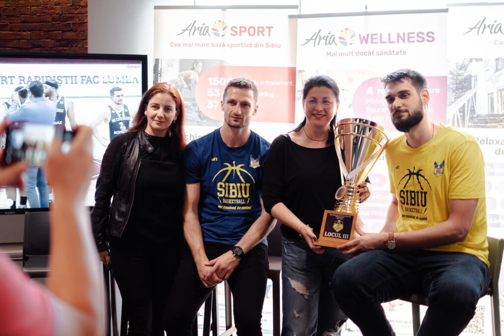 FOTO Fanii lui CSU Sibiu, seară memorabilă alături de jucători - Trofeul pentru locul trei, expus la Aria până marți