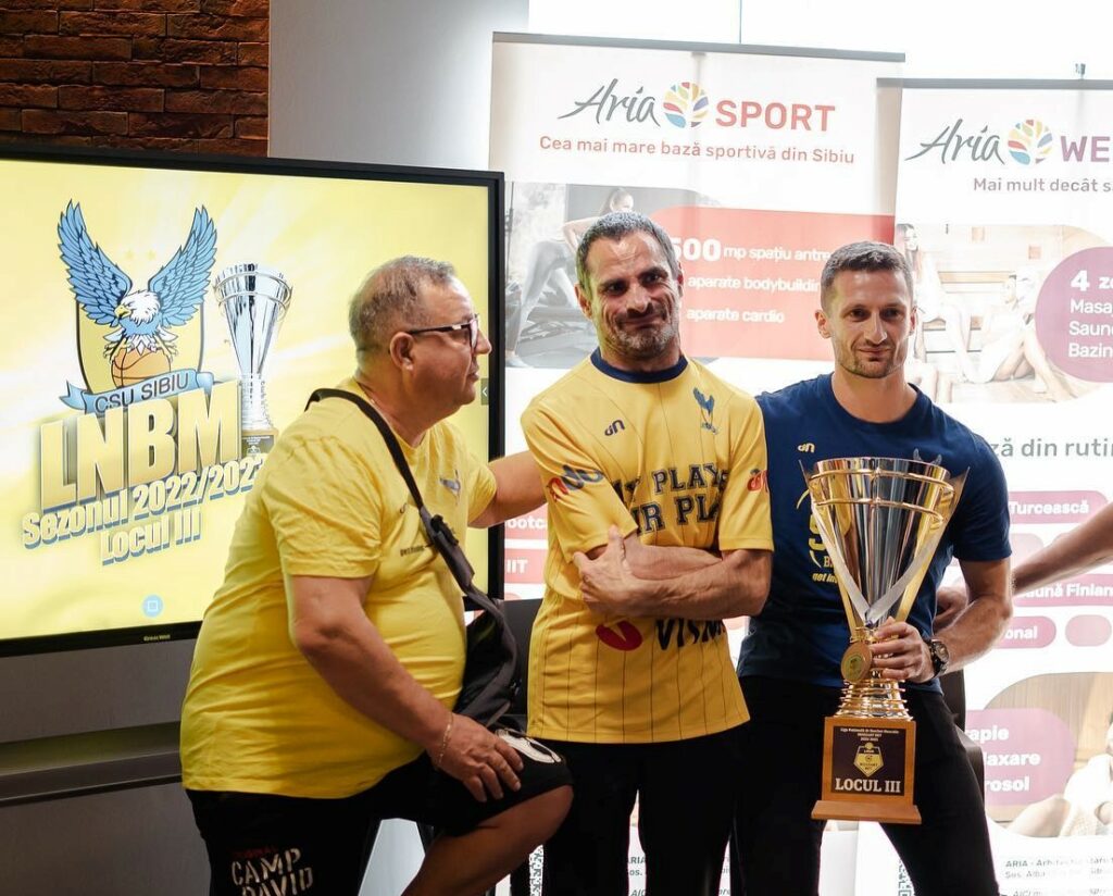 FOTO Fanii lui CSU Sibiu, seară memorabilă alături de jucători - Trofeul pentru locul trei, expus la Aria până marți