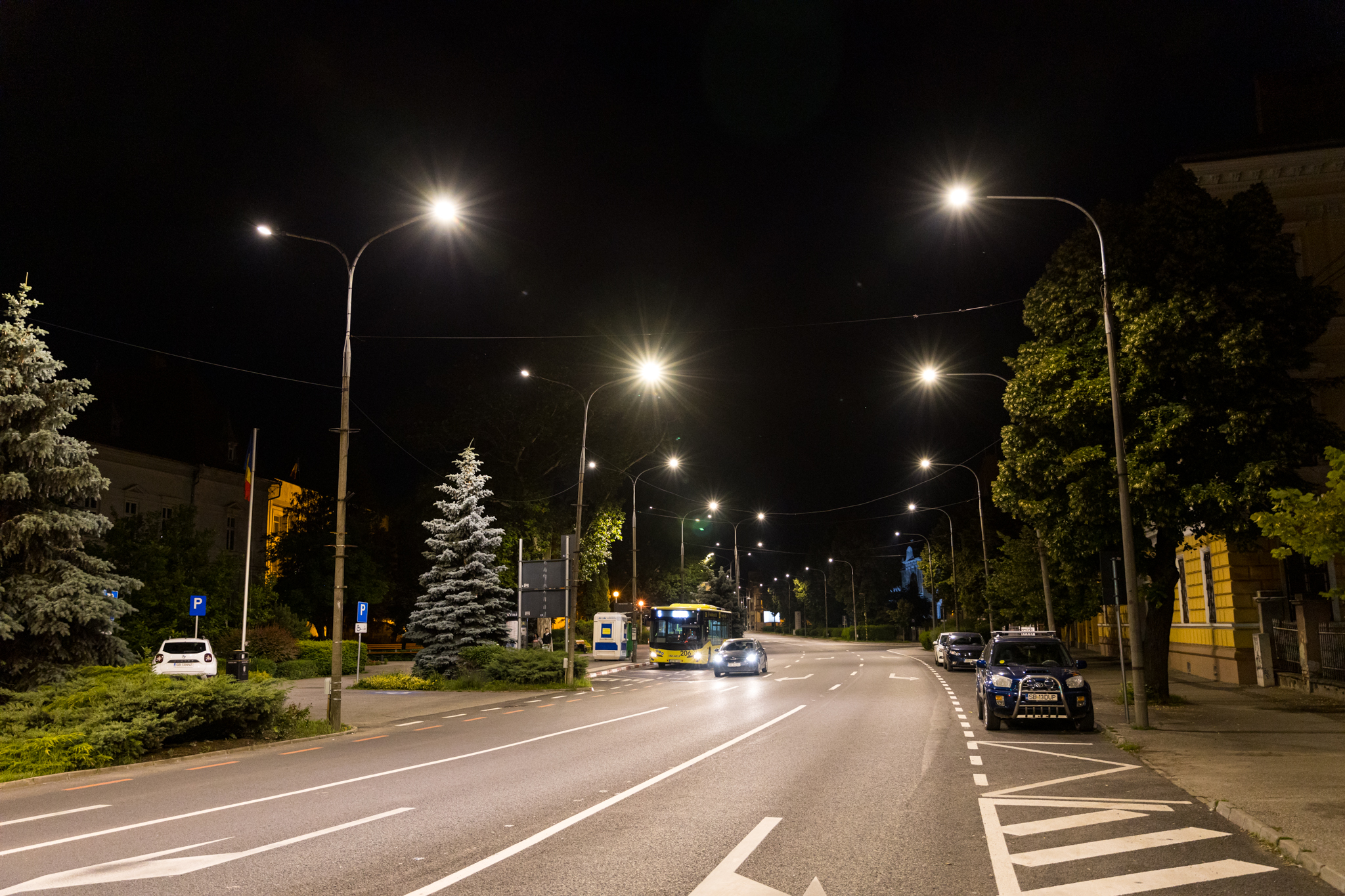 FOTO Corpuri de iluminat public noi pe 53 de străzi din Sibiu - Până la finalul anului vor fi montați alți 420 de stâlpi