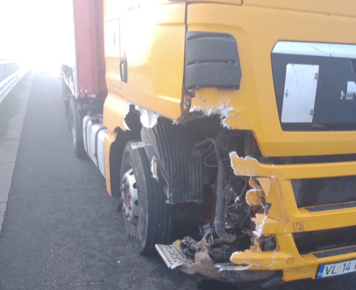 FOTO: Accident pe autostradă la Sibiu - Șoferiță rănită, transportată la spital