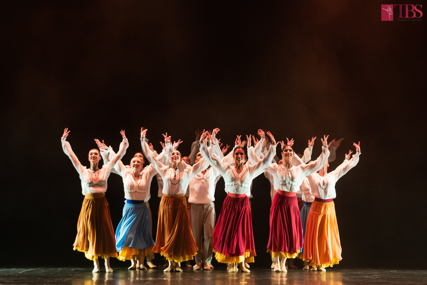 baletul sibian dansează spectacolul „în numele bucuriei”, în aer liber la fits în piata habermann