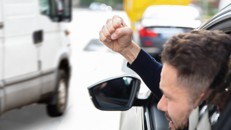 schimbări în codul rutier - șoferii agresivi la volan sau întoarcerea cu frâna de mână rămân fără permis