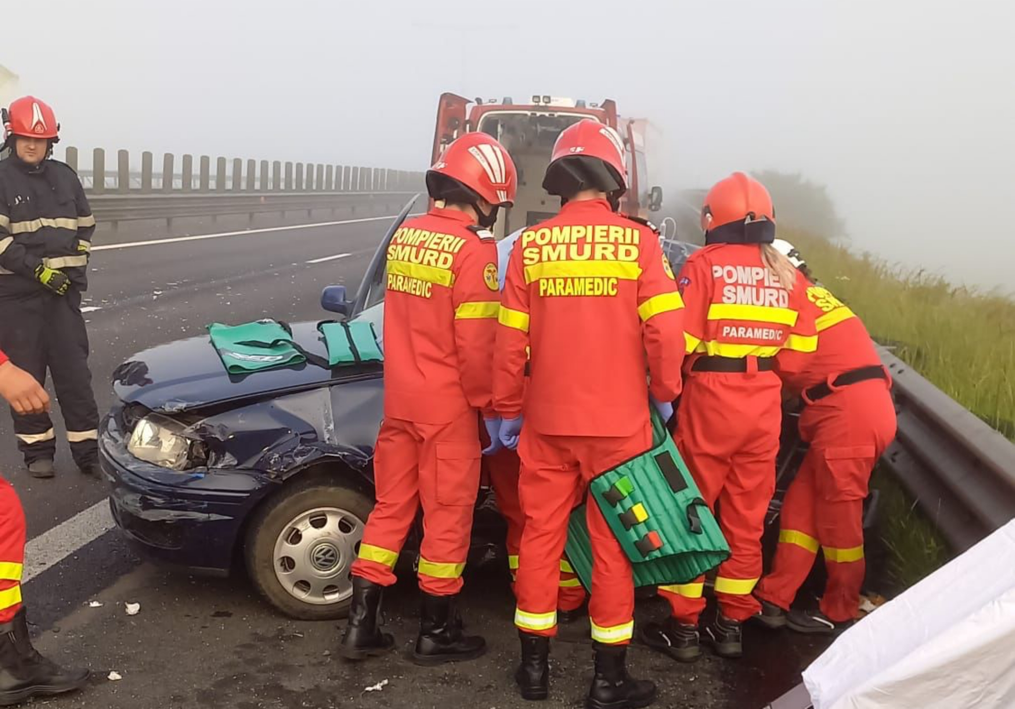 FOTO: Accident pe autostradă la Sibiu - Șoferiță rănită, transportată la spital