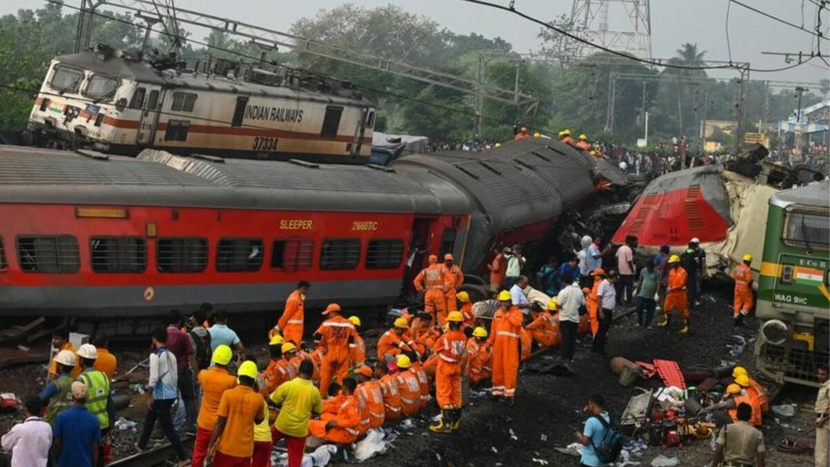 foto video accident feroviar grav în india - peste 200 de oameni au murit și 900 au fost răniți