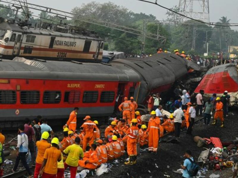 foto video accident feroviar grav în india - peste 200 de oameni au murit și 900 au fost răniți