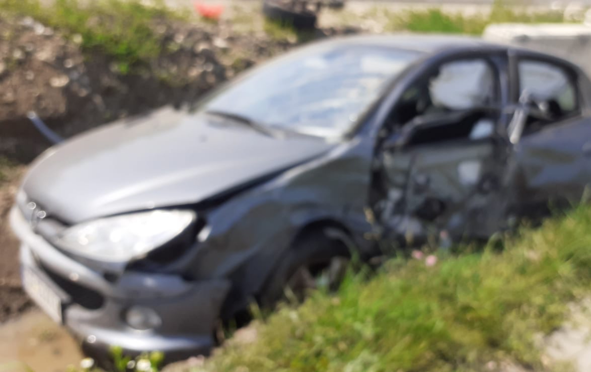 accident în lanț între șura mică și ocna sibiului - roata unui microbuz s-a desprins și a lovit o mașină - alt autoturism, avariat