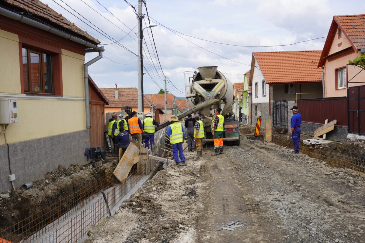 FOTO: Străzile din Păuca, modernizate - Drumul care leagă satele Broșteni și Bogatu Român, reabilitat