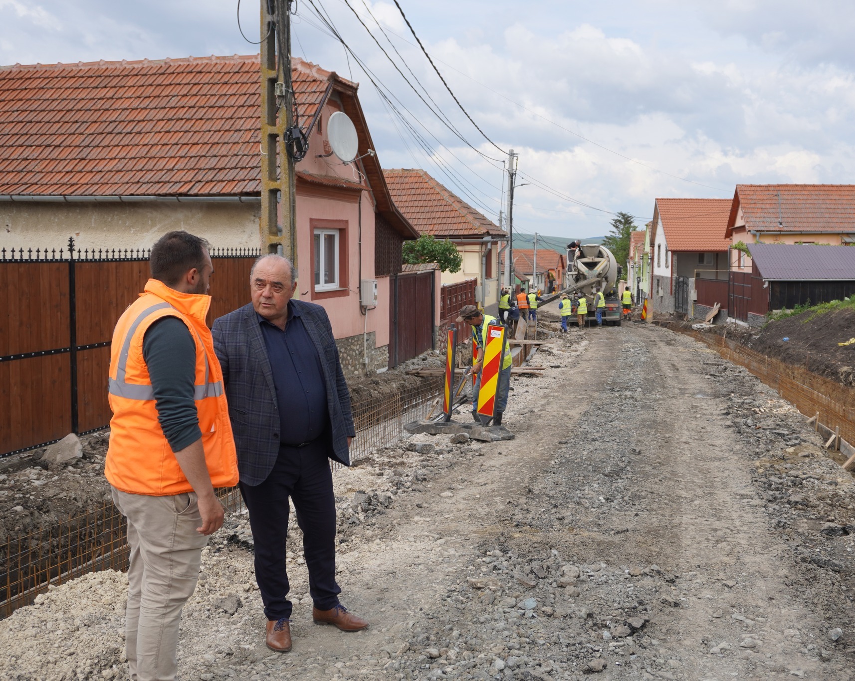 FOTO: Străzile din Păuca, modernizate - Drumul care leagă satele Broșteni și Bogatu Român, reabilitat