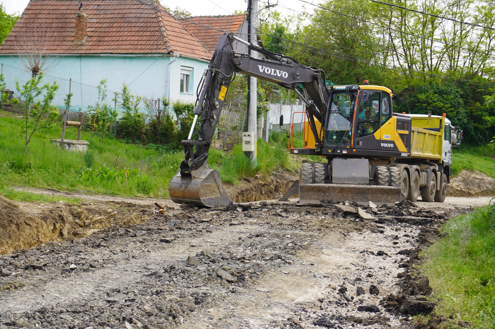 FOTO: Străzile din Păuca, modernizate - Drumul care leagă satele Broșteni și Bogatu Român, reabilitat