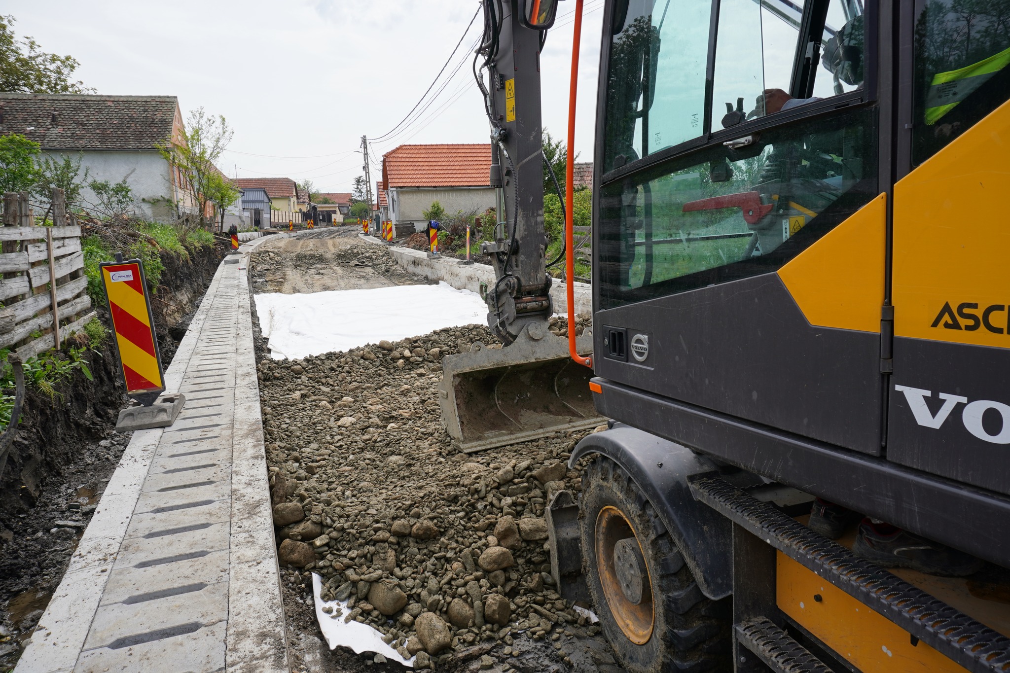 FOTO: Străzile din Păuca, modernizate - Drumul care leagă satele Broșteni și Bogatu Român, reabilitat