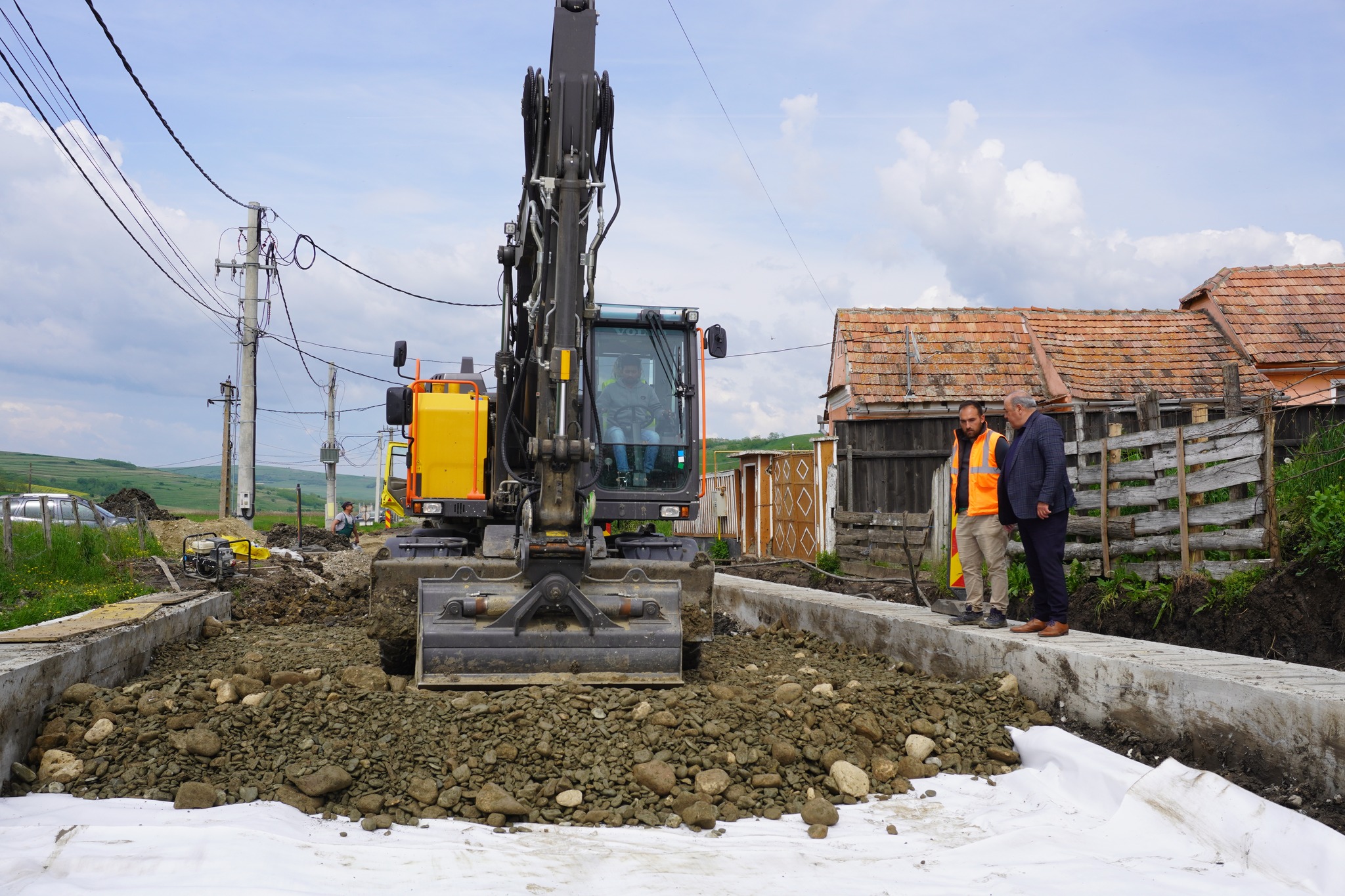 FOTO: Străzile din Păuca, modernizate - Drumul care leagă satele Broșteni și Bogatu Român, reabilitat