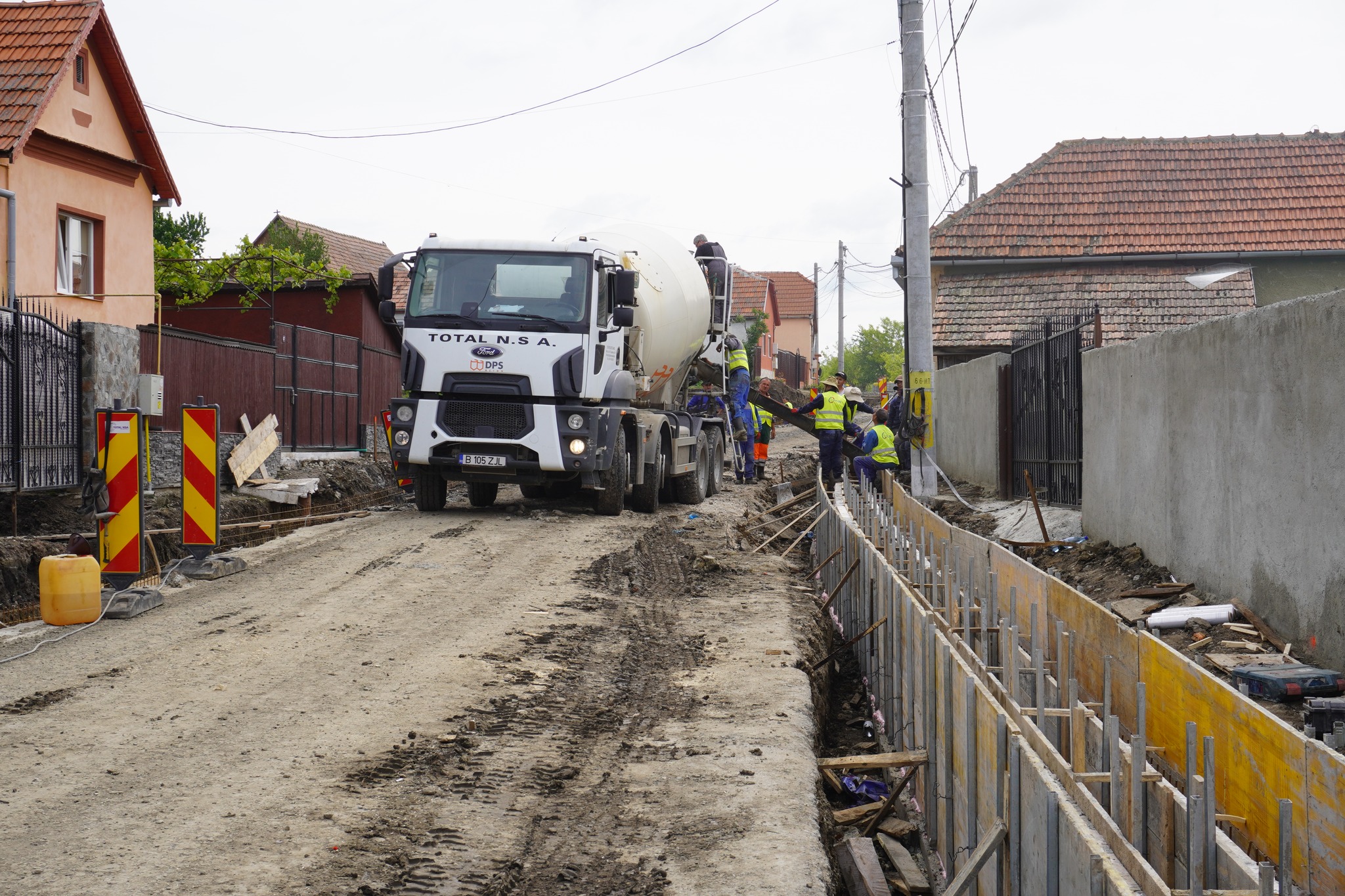 FOTO: Străzile din Păuca, modernizate - Drumul care leagă satele Broșteni și Bogatu Român, reabilitat