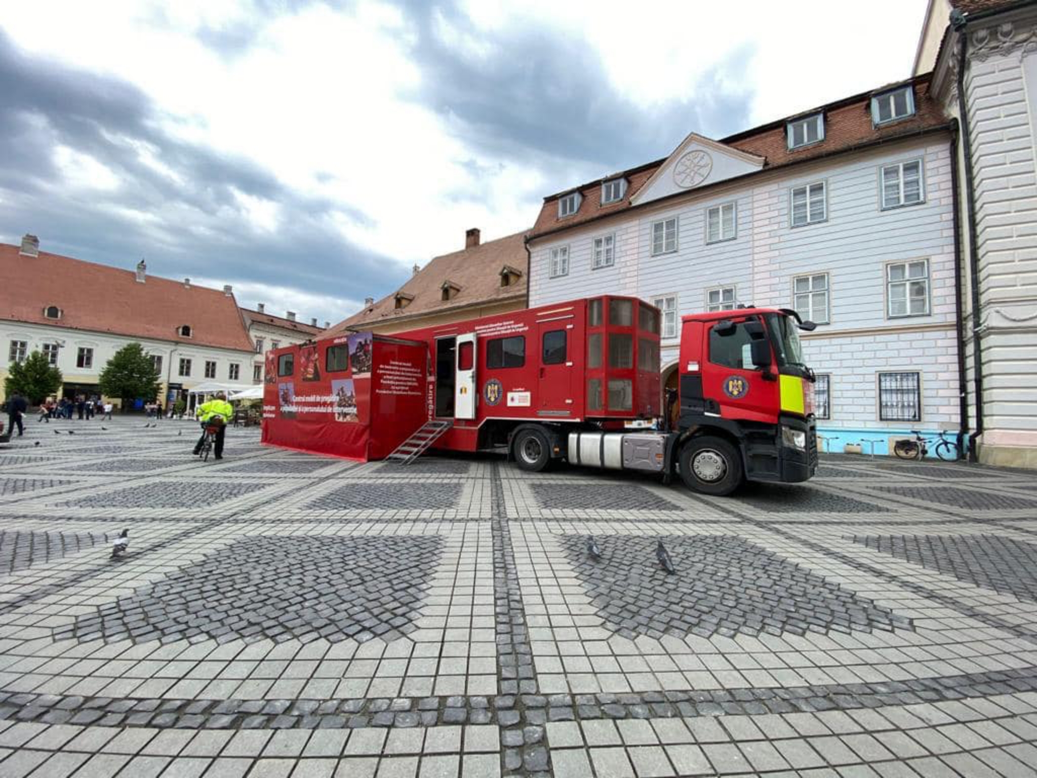 caravana smurd vine la sibiu - demonstrații de acordare a primului ajutor în parcarea sălii transilvania