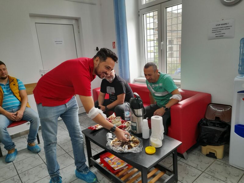 video ziua mondială a donatorilor de sânge, sărbătorită la sibiu - pizza, prăjituri și vouchere cadou pentru sibienii care au donat