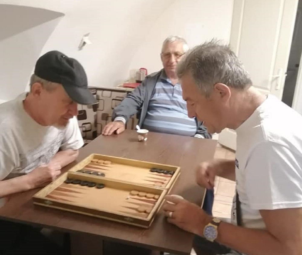 „liber” la table și remi pentru vârstnicii din sibiu - s-a deschis clubul de zi de pe strada ocnei