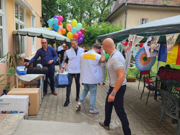 Voluntarii Echipei Galbene, cadouri de 1 iunie pentru copiii din două centre de plasament din Sibiu