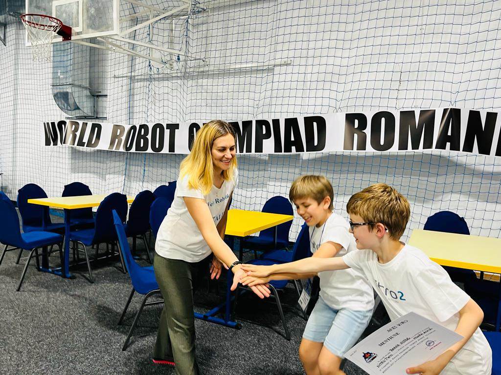 victor și alexandru de la școala finlandeză din sibiu, premiați la o competiție națională de robotică